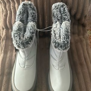 NWT Totes Gray Waterproof Boots with quilted and faux fur lining. Size 9